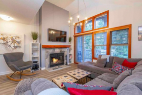 Stunning 3 Bed Townhome Near Ski Lifts Free Shuttle shared Hot Tub